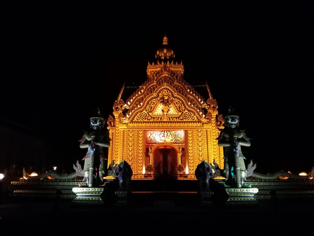 Pas très rassurant le temple de nuit