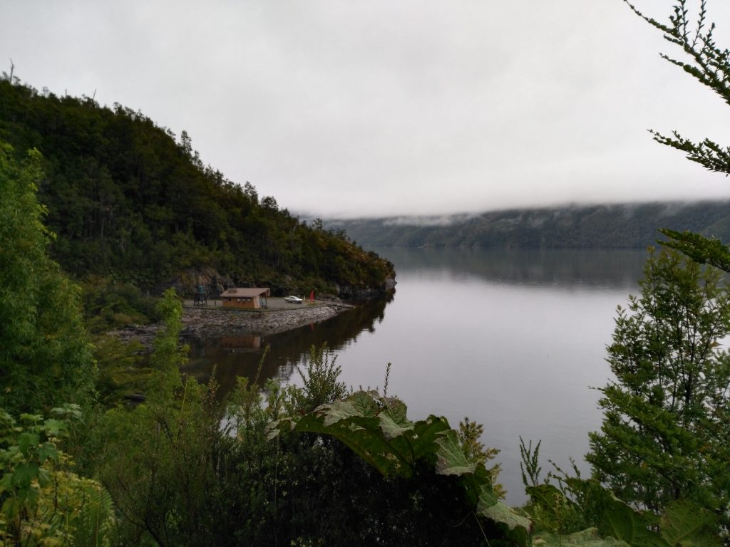 La première traversée en ferry, sous la pluie et le brouillard